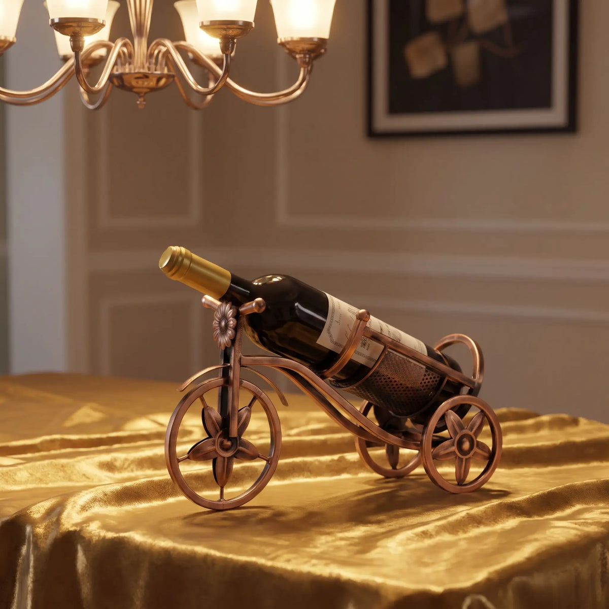 porte bouteille vin métal marron bouteille sur table recouverte d'une nappe en soie dorée.