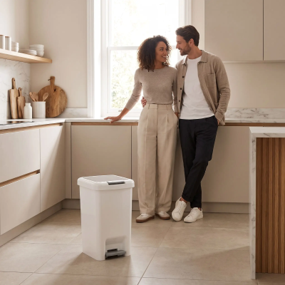 Poubelle présentée par un couple dans leur cuisine