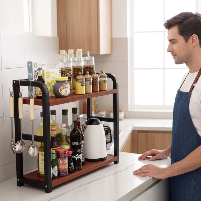 Étagère à épices en bois brun homme regardant avec satisfaction