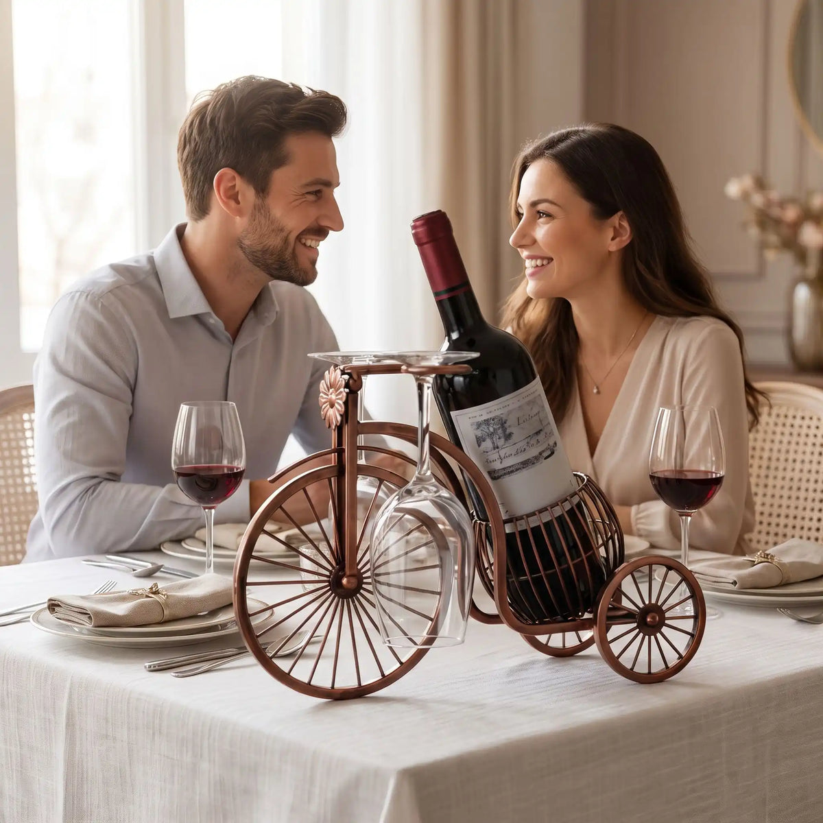porte bouteille vin métal bronze bouteille pour un partage entre un couple souriant.