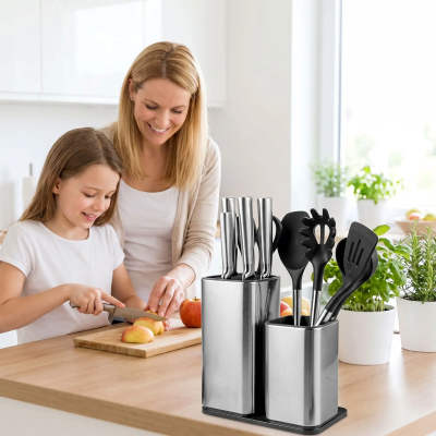 Porte couteaux cuisine petite fille les utilise sous la supervision de sa mère