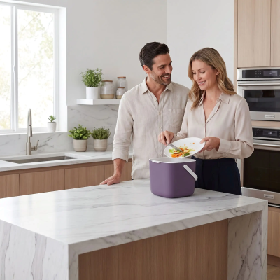 Poubelle cuisine violet présentée par un couple dans leur cuisine