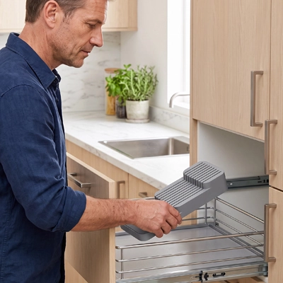 range couvert secutiroir cuisine homme tenant a la main le rangement des couteaux